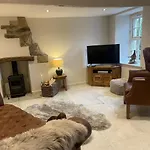 Primrose With Log Burner Сеттл