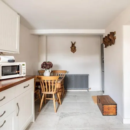 Holiday home Primrose With Log Burner